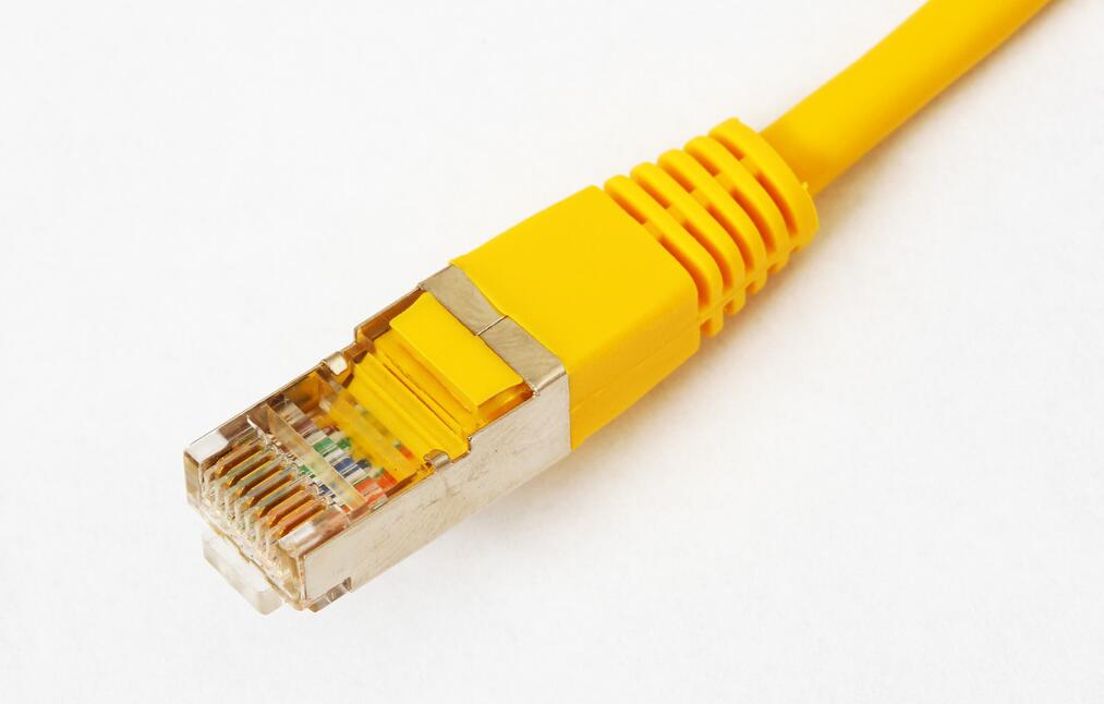 Several types of yellow leather network cables are used